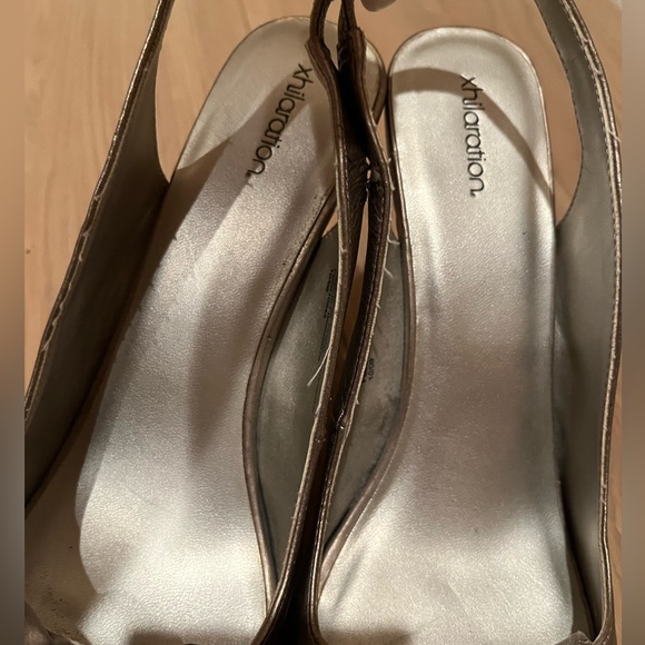 Xhilaration Gold pumps - Picture 4 of 7